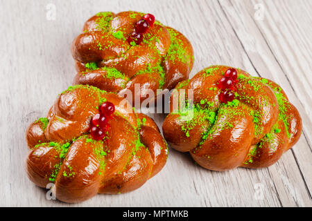Ruddy frische schöne Brötchen auf einer hölzernen Hintergrund. Stockfoto