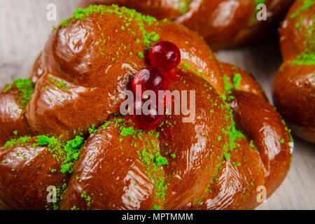 Ruddy frische schöne Brötchen auf einer hölzernen Hintergrund. Stockfoto