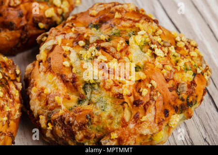 Ruddy frische schöne Brötchen auf einer hölzernen Hintergrund. Stockfoto