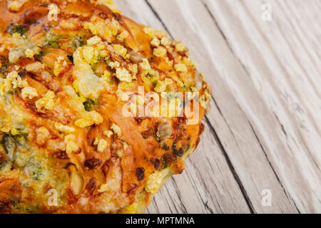 Ruddy frische schöne Brötchen auf einer hölzernen Hintergrund. Stockfoto