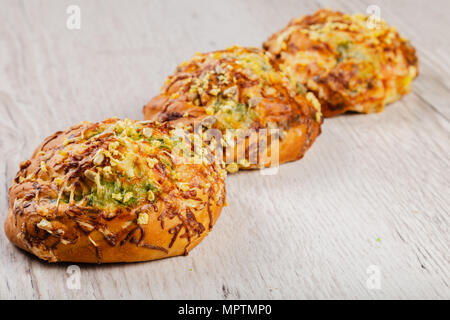 Ruddy frische schöne Brötchen auf einer hölzernen Hintergrund. Stockfoto