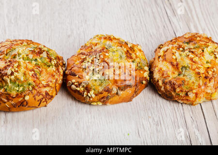 Ruddy frische schöne Brötchen auf einer hölzernen Hintergrund. Stockfoto