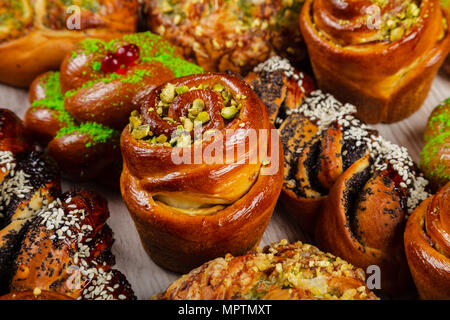 Ruddy frische schöne Brötchen auf einer hölzernen Hintergrund. Stockfoto