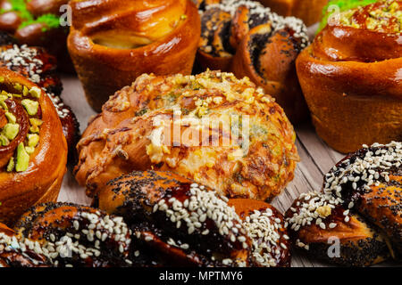 Ruddy frische schöne Brötchen auf einer hölzernen Hintergrund. Stockfoto