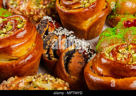 Ruddy frische schöne Brötchen auf einer hölzernen Hintergrund. Stockfoto
