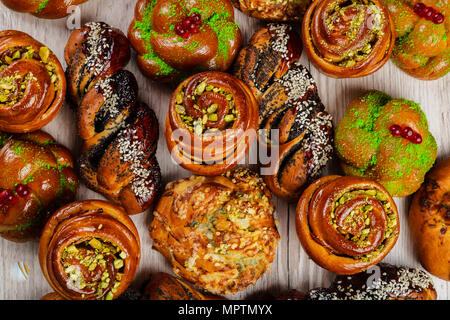 Ruddy frische schöne Brötchen auf einer hölzernen Hintergrund. Stockfoto