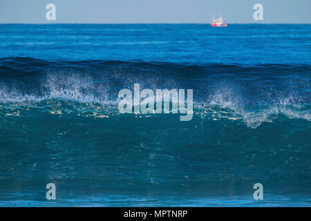 Grosse schöne blaue Welle für Surfer. Blick auf das Meer von Teneriffa mit Power und wilde Wasser Stockfoto