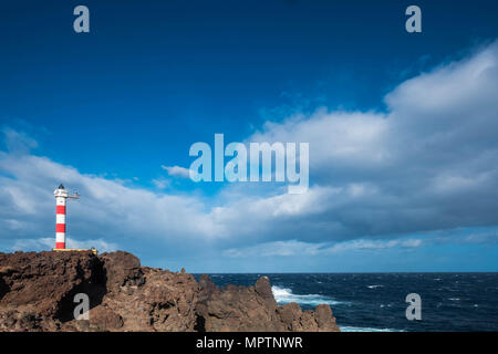 Old style Classic lighhouse an der Küste von Teneriffa in der Mitte des Atlantischen Ozeans. Kraft der Welle und isoliert zu Hause. Schönen blauen Himmel. Fre Stockfoto