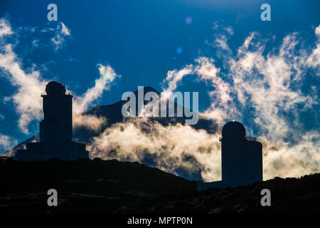 International Observatory auf mount Vulkan El Teide auf Teneriffa. Windiger tag mit wolken und amazinc Farben. Technik Wissenschaft Konzept Stockfoto