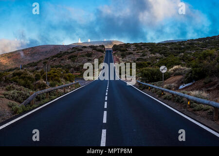 Lange perfekte Straße zum Observatorium auf dem Teide Vulkan zu reisen. Direkt zum Ziel unter einem blauen schönen Himmel. Stockfoto