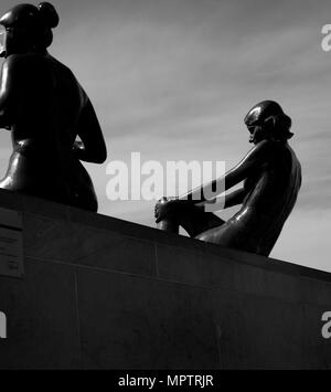 Berlin Deutschland, zwei von drei Mädchen und ein Junge, Bronzefiguren, Badende am Ufer der Spree, am Ufer der Spree, gegenüber dem Berliner Dom, © Peter SPURRIER Stockfoto