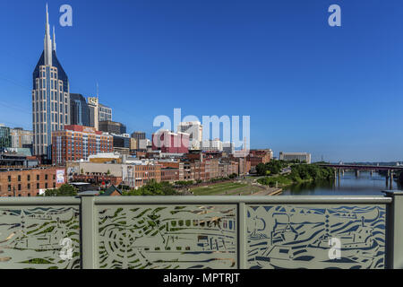 Nashville, Tennessee Skyline vom Fuß Fußgänger brücke gesehen. Stockfoto