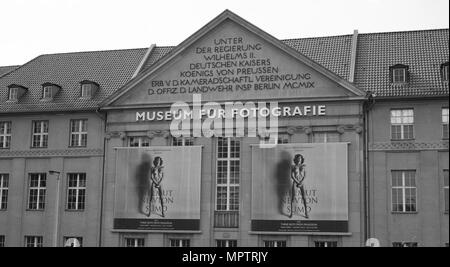 Berlin Deutschland der alten Hauptstraße Berlin Post, umgewandelt in eine Kunstgalerie. "C/O Berlin' auf der Oranienburger Str. 35/36. Berlin-Mitte. © Peter SPURRIER, Stockfoto