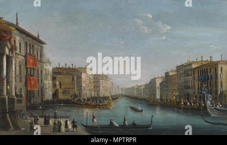 Blick auf den Canal Grande vom Palazzo Balbi mit Blick auf die Rialto Brücke mit einer Regatta. Stockfoto