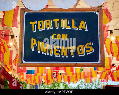 Vintage Holz- Schild an einer Messe die Bekanntgabe eines typisch spanischen Essen; Tortilla de patatas con pimientos, Spanische Omelett mit Paprika. Stockfoto