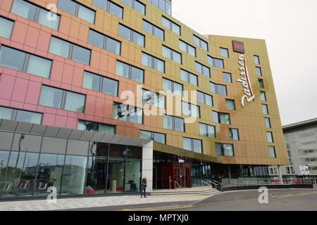 Das neu eröffnete Radisson Red Hotel mit einzigartigen Ändern der Farbe Fassade, in Finnieston, Glasgow, Schottland, Großbritannien Stockfoto