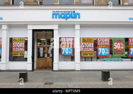 Maplins elektronik Fachgeschäft, die Tore schließen" Reduzierung Plakate im Schaufenster in St Enoch Square, Glasgow, Schottland, Großbritannien Stockfoto