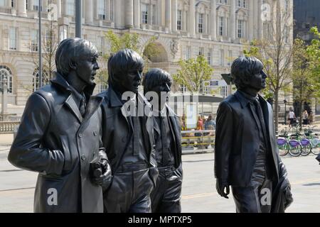 Die Beatles Tribute Statue des Bildhauers Andy Edwards auf der Uferpromenade, Liverpool, Merseyside, England, Großbritannien Stockfoto