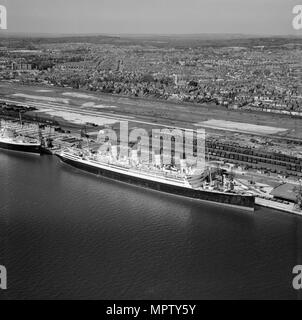 RMS Aquitania'' in der Neuen Docks (Western Docks), Southampton, Hampshire, 1949. Artist: Aerofilms. Stockfoto