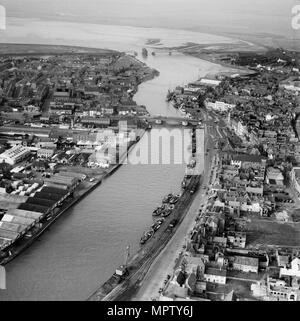 River Yare am Hafen Brücke und der Breydon Viadukt, Great Yarmouth, Norfolk, 1953. Artist: Aerofilms. Stockfoto