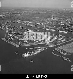 Tilbury Docks, Thurrock, Essex, 1981. Artist: Aerofilms. Stockfoto