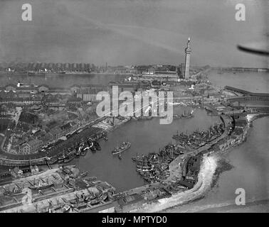 Das Dock Tower, Royal und Nr. 1 Fisch Docks, Grimsby, North East Lincolnshire, 1925. Artist: Aerofilms. Stockfoto