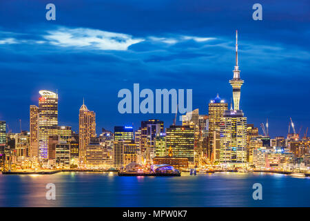 Neuseeland Auckland Neuseeland Auckland Harbour auckland Skyline und Sky Tower Waitematā Hafen bei Sonnenuntergang North Island, Neuseeland Stockfoto