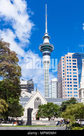 Neuseeland Auckland New Zealand North Island Auckland Sky Tower und der Kathedrale des Hl. Patrick und St. Joseph die Stadt Auckland Neuseeland nz Stockfoto