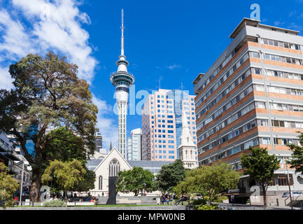 Neuseeland Auckland New Zealand North Island Auckland Sky Tower und der Kathedrale des Hl. Patrick und St. Joseph die Stadt Auckland Neuseeland nz Stockfoto