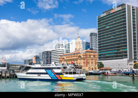 Neuseeland Auckland Neuseeland North Island das Ferry Building Quay Street Auckland Waterfront mit der Fähre anreisen, Neuseeland North Island. Stockfoto