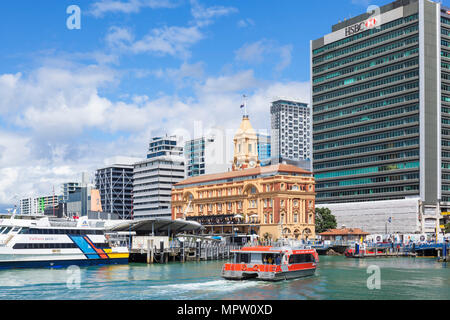 Neuseeland Auckland Neuseeland North Island das Ferry Building Quay Street Auckland Waterfront mit der Fähre anreisen, Neuseeland North Island. Stockfoto