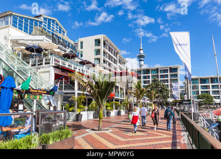 New Zealand Auckland New Zealand North Island Auckland Sky Tower Menschen zu Fuß rund um hafengebiet Viaduct Harbour, Auckland Neuseeland nz Stockfoto