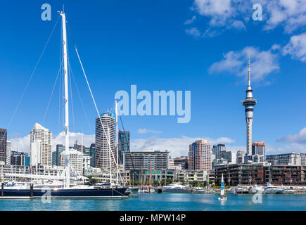 Neuseeland Auckland New Zealand North Island Auckland Sky Tower hinter Viaduct Harbour, Auckland New Zealand North Island waterfront Bereich nz Stockfoto