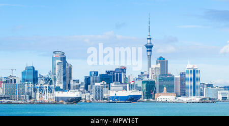 Neuseeland Auckland New Zealand North Island Auckland skyline Waitemata Hafen Panorama von cbd Sky Tower und der Werft Gegend der Waterfront Stockfoto