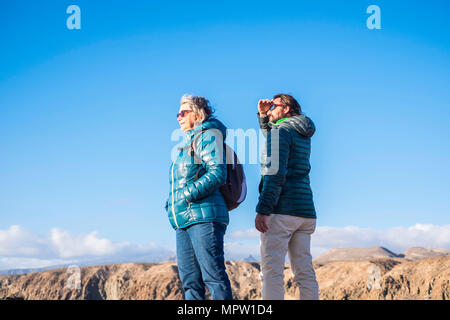 Ältere Mutter und 45-Jahre alten Sohn gute Zeit zusammen verbringen, Wandern und Beobachten der Schönheit, die Sie umgibt Stockfoto