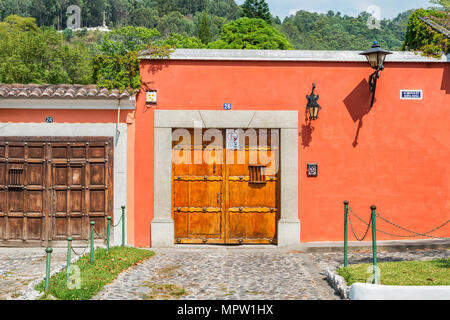 Antigua, Guatemala - Dezember 6, 2016: architektonisches Detail im malerischen Haus im Kolonialstil in Antigua, Guatemala. Stockfoto