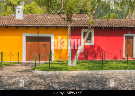 Antigua, Guatemala - Dezember 6, 2016: architektonisches Detail im malerischen Haus im Kolonialstil in Antigua, Guatemala. Stockfoto