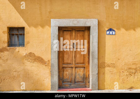 Antigua, Guatemala - Dezember 6, 2016: architektonisches Detail im malerischen Haus im Kolonialstil in Antigua, Guatemala. Stockfoto