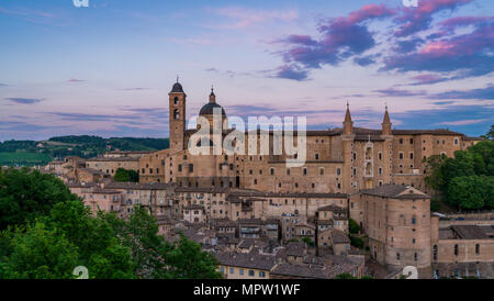 Panorama in Urbino bei Sonnenuntergang, Stadt und Weltkulturerbe in der Region Marken in Italien. Stockfoto