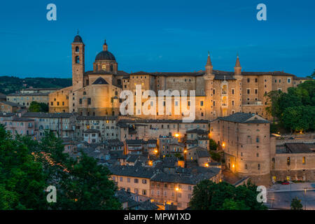 Panorama in Urbino bei Sonnenuntergang, Stadt und Weltkulturerbe in der Region Marken in Italien. Stockfoto