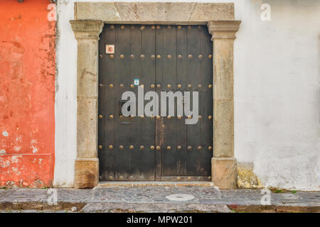 Antigua, Guatemala - Dezember 6, 2016: architektonisches Detail im malerischen Haus im Kolonialstil in Antigua, Guatemala. Stockfoto