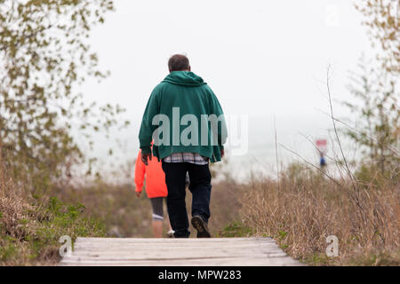 Ein paar Spaziergänge entlang der Weg zum Strand in Port Burwell Provincial Park im Südwesten von Ontario, Kanada. Stockfoto