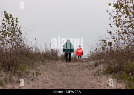 Ein paar Spaziergänge entlang der Weg zum Strand in Port Burwell Provincial Park im Südwesten von Ontario, Kanada. Stockfoto