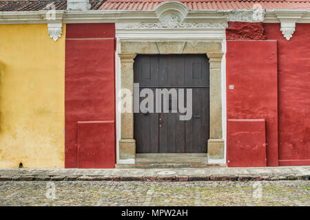 Antigua, Guatemala - Dezember 6, 2016: architektonisches Detail im malerischen Haus im Kolonialstil in Antigua, Guatemala. Stockfoto