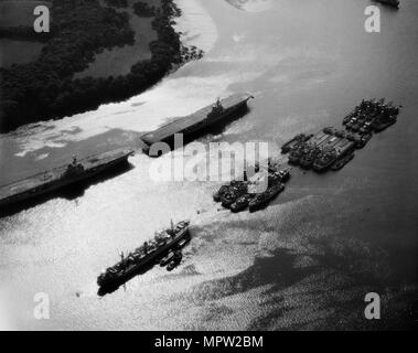 Royal Navy Flugzeugträger und andere militärische Schiffe auf dem Fluss Tamar, Plymouth, Devon, 1959. Artist: Harold Wingham. Stockfoto