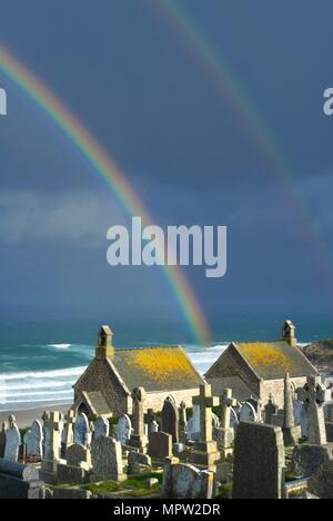 Regenbogen über Barnoon Friedhof, St Ives, Cornwall, 2011. Artist: Peter Williams. Stockfoto