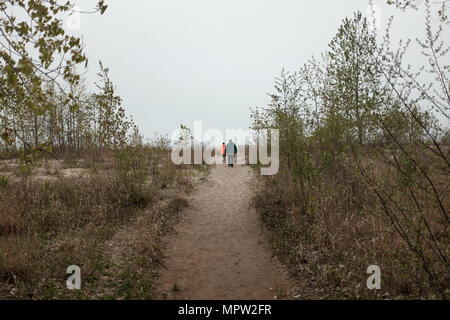 Ein paar Spaziergänge entlang der Weg zum Strand in Port Burwell Provincial Park im Südwesten von Ontario, Kanada. Stockfoto