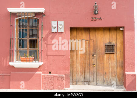 Antigua, Guatemala - Dezember 6, 2016: architektonisches Detail im malerischen Haus im Kolonialstil in Antigua, Guatemala. Stockfoto