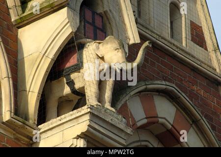 Elefant in Nische, Elephant Tea Rooms, 64-66 Fawcett Street, Sunderland, Tyne und Wear, 2008. Artist: Bob Skingle. Stockfoto