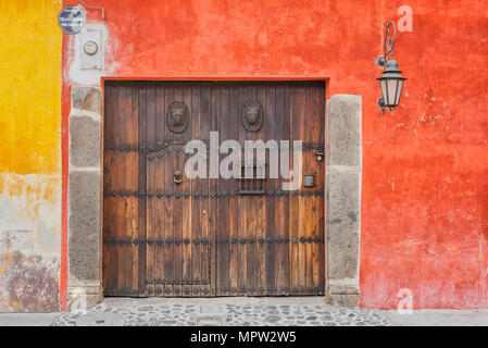 Antigua, Guatemala - Dezember 6, 2016: architektonisches Detail im malerischen Haus im Kolonialstil in Antigua, Guatemala. Stockfoto